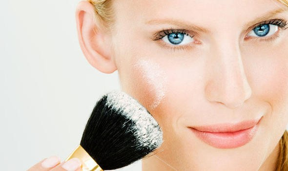6 bí quyết cho lớp trang điểm lâu trôi ngày hè