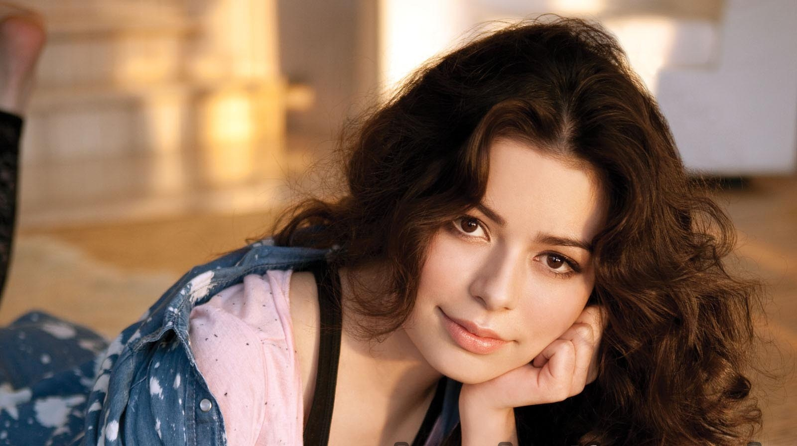 Miranda Cosgrove Chia Sẻ Bí Quyết Trang Điểm
