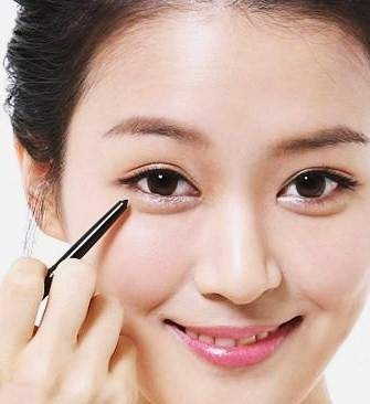 Trang Điểm Mắt Sáng Theo Phong Cách Hàn Quốc
