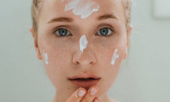Không nên lạm dụng các phương pháp làm trắng hoặc peel da tại nhà