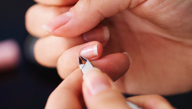 Vì sao không bao giờ nên cắt vùng viền da quanh móng?