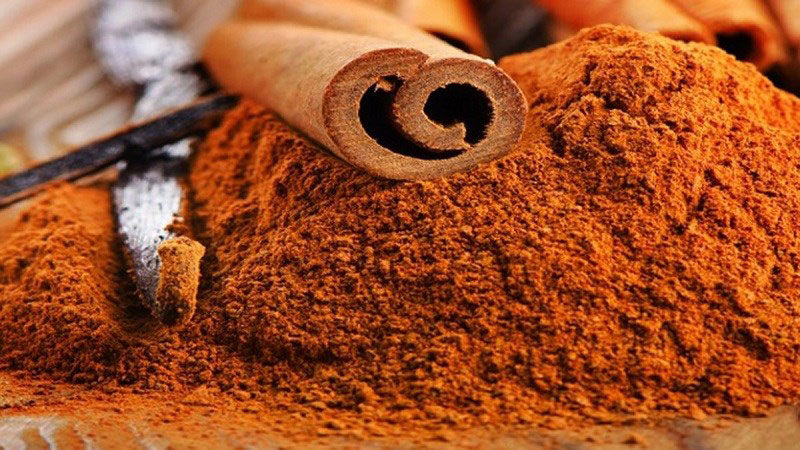 Tẩy tế bào chết cho môi tại nhà bằng bột quế