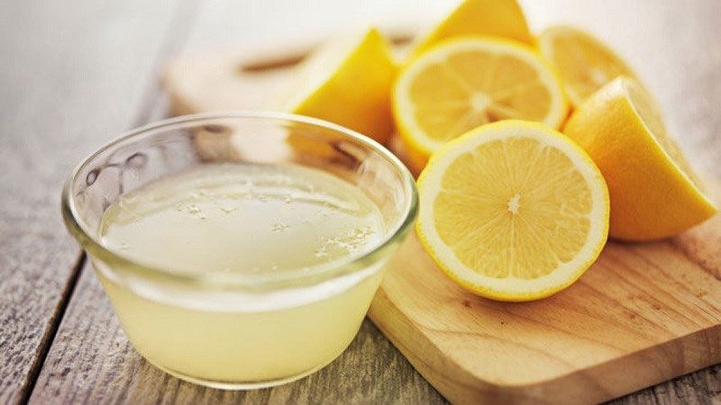 Tẩy tế bào chết cho môi tại nhà bằng nước cốt chanh