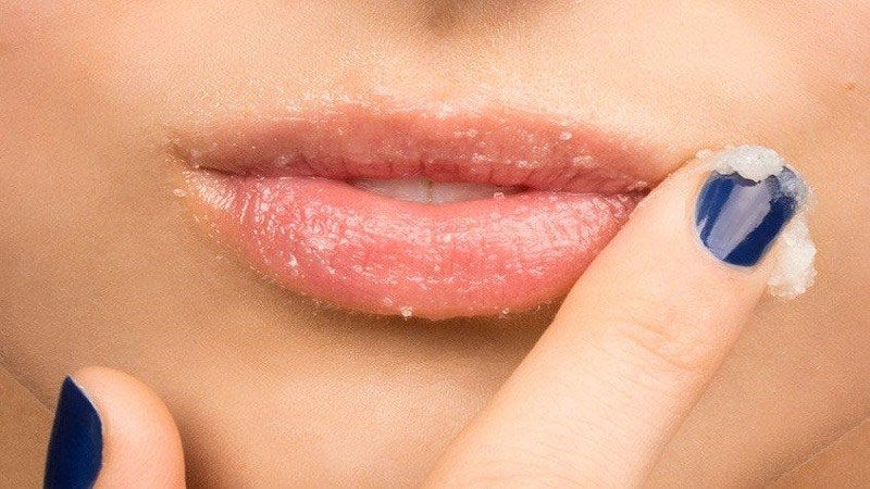 Tẩy tế bào chết cho môi tại nhà bằng muối biển