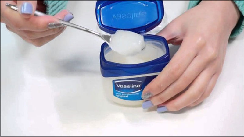 Tẩy tế bào chết cho môi tại nhà bằng vaseline