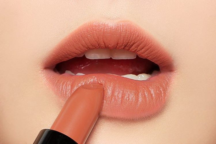 Muốn Môi Đẹp Phải Tránh Ngay 5 Lỗi Thường Gặp Khi Thoa Son